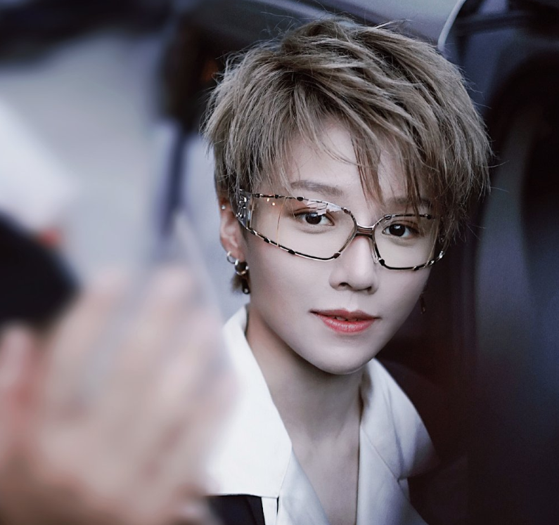 刘雨昕|刘雨昕下班照曝光，超近怼脸拍摄，皮肤状态我没看错吧