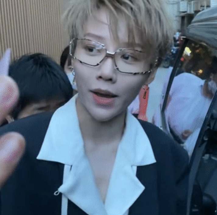 刘雨昕|刘雨昕下班照曝光，超近怼脸拍摄，皮肤状态我没看错吧