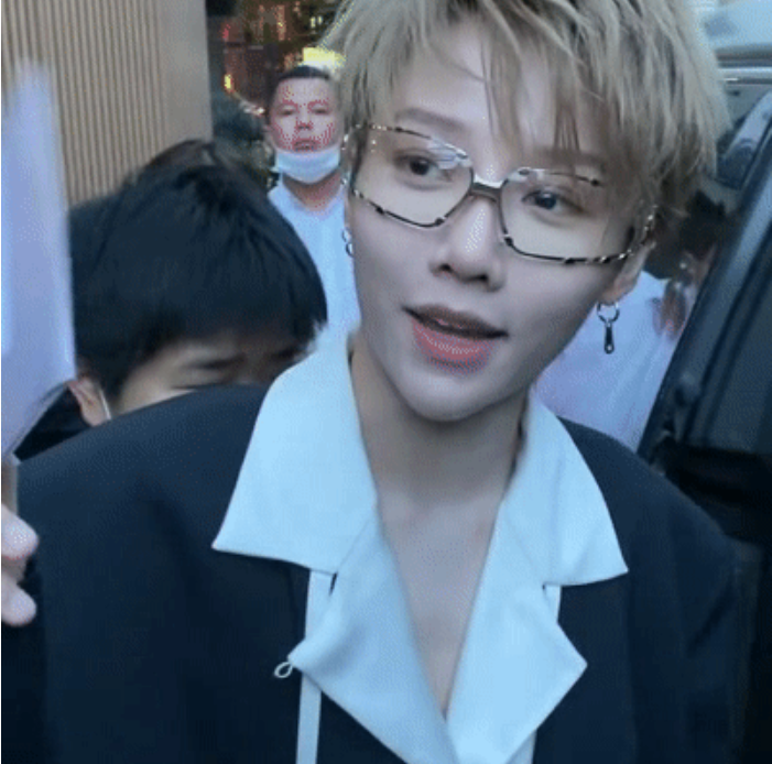 刘雨昕|刘雨昕下班照曝光，超近怼脸拍摄，皮肤状态我没看错吧