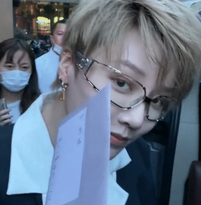 刘雨昕|刘雨昕下班照曝光，超近怼脸拍摄，皮肤状态我没看错吧