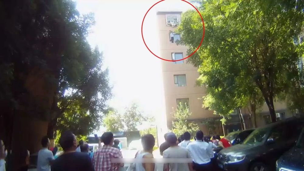 民警|突发！7岁女童悬挂6楼窗外 危急时刻民警到了