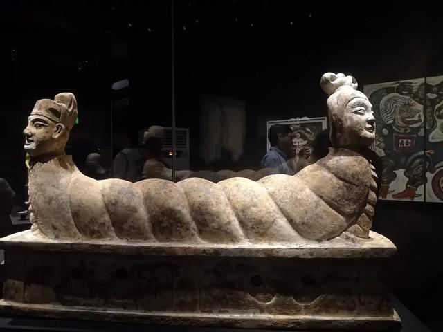 蛇身粗大缠绕,两端为一男一女的人物形象,应为伏羲女娲形象或受其影响