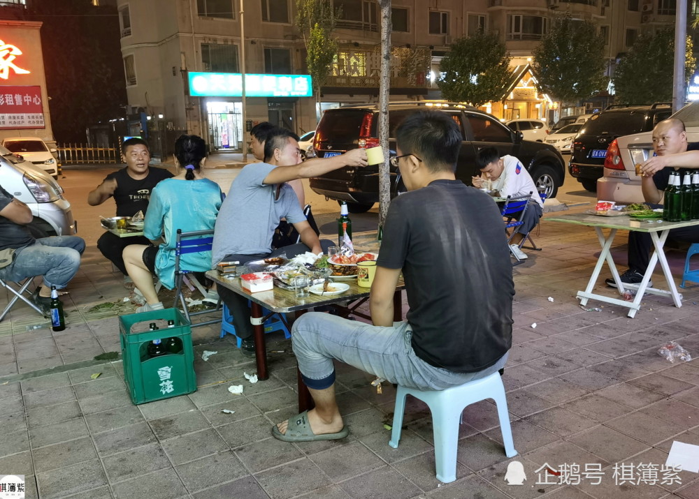 撸串喝啤酒,这是不少沈阳市民夜生活的"规定动作".