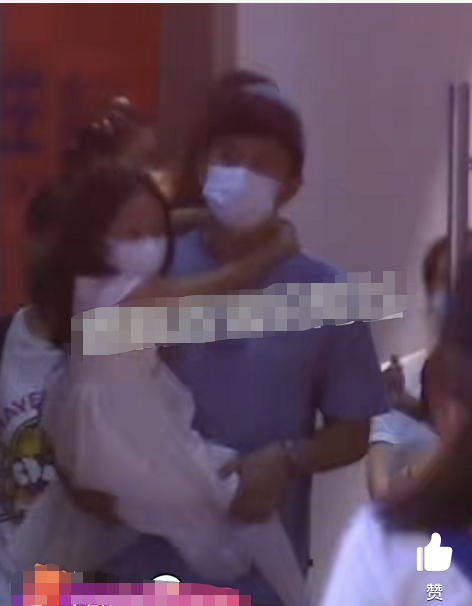 邓超|孙俪夫妇携儿女外出聚餐，邓超全程抱着小花化身“女儿奴”