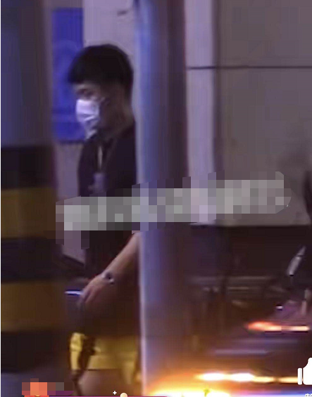 邓超|孙俪夫妇携儿女外出聚餐，邓超全程抱着小花化身“女儿奴”