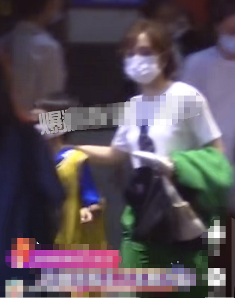 邓超|孙俪夫妇携儿女外出聚餐，邓超全程抱着小花化身“女儿奴”