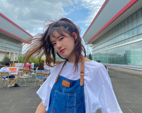 赵露思|赵露思被摄影师坑了？晒合照却忘了加美颜，真实肤色看懵粉丝