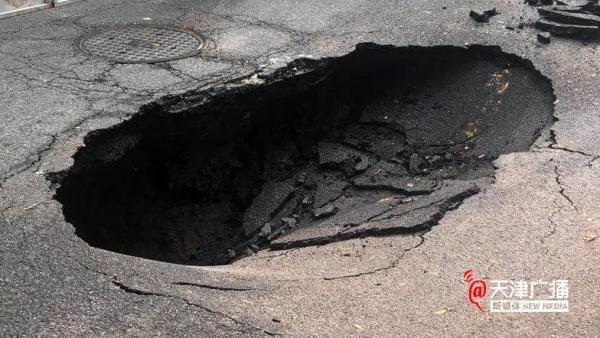 天津这段路出现塌陷,临时交通管制!