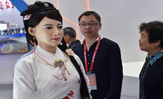 这其中也有人与机器人跨物种相爱的故事,比如说女性机器人和人类相互