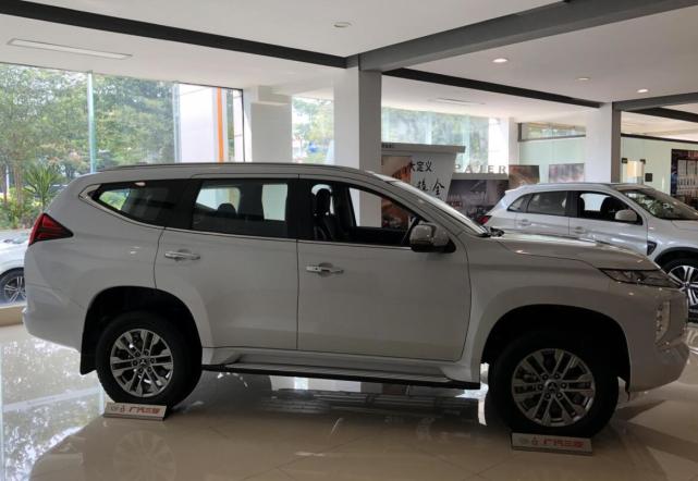 2021款三菱帕杰罗劲畅亮相专属车标6缸动力外观比霸道还帅气