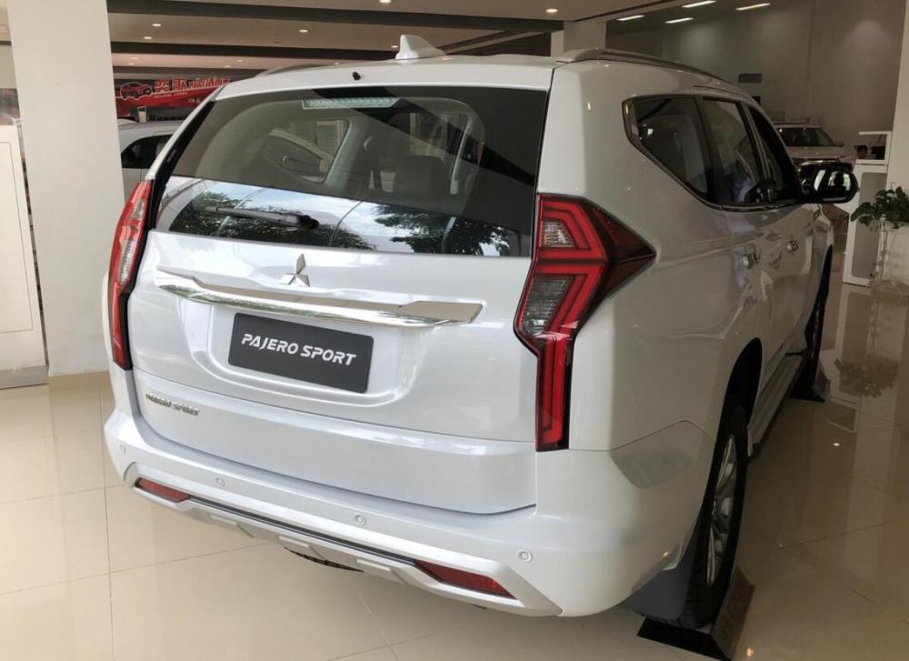 2021款三菱帕杰罗劲畅亮相专属车标6缸动力外观比霸道还帅气