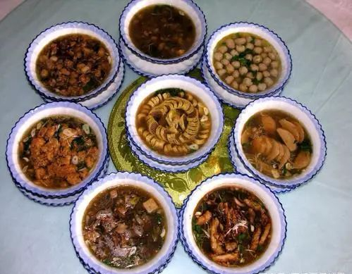 清真八大碗包括烧肉,炖肉,圈巧阁,松花羊肉,清氽丸子,黄焖鸡,黄焖肉