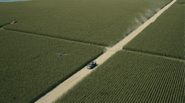 对接的意象同样可以在影片开头,找到与"太空芭蕾"相对应的——玉米地