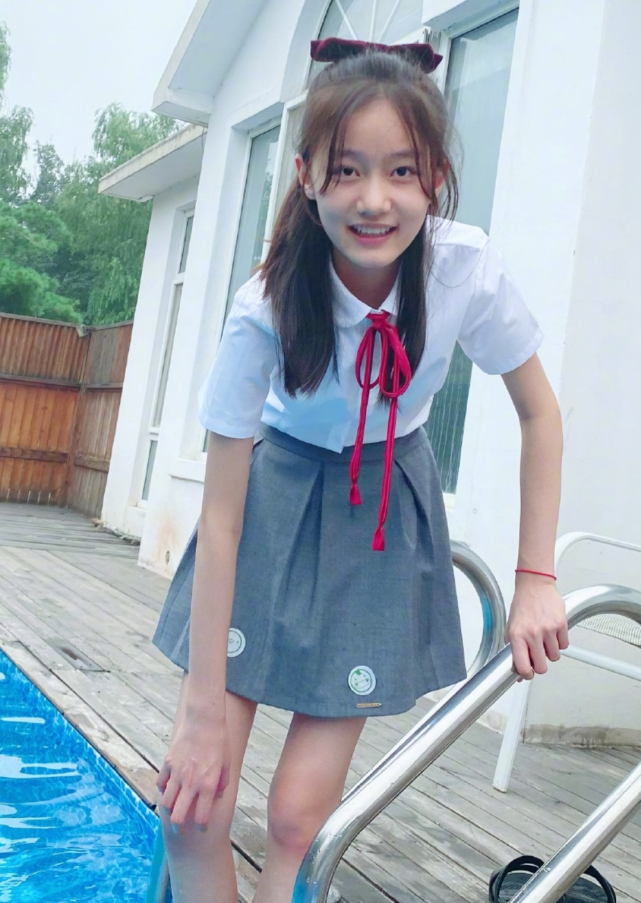 跟赵薇合作了一部电视剧之后,被冠名为"赵薇女儿"的纪姿含,是个07年