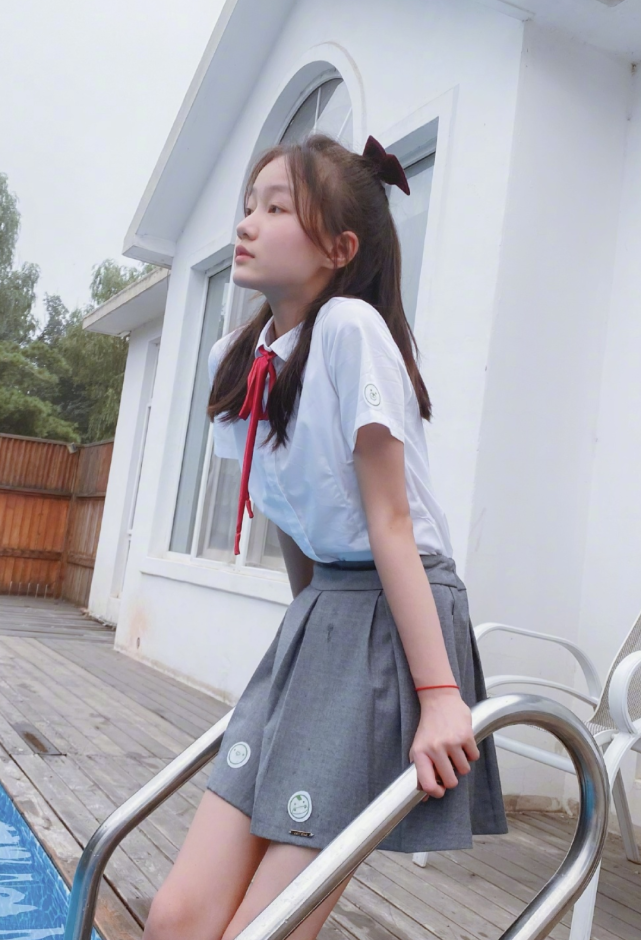 跟赵薇合作了一部电视剧之后,被冠名为"赵薇女儿"的纪姿含,是个07年