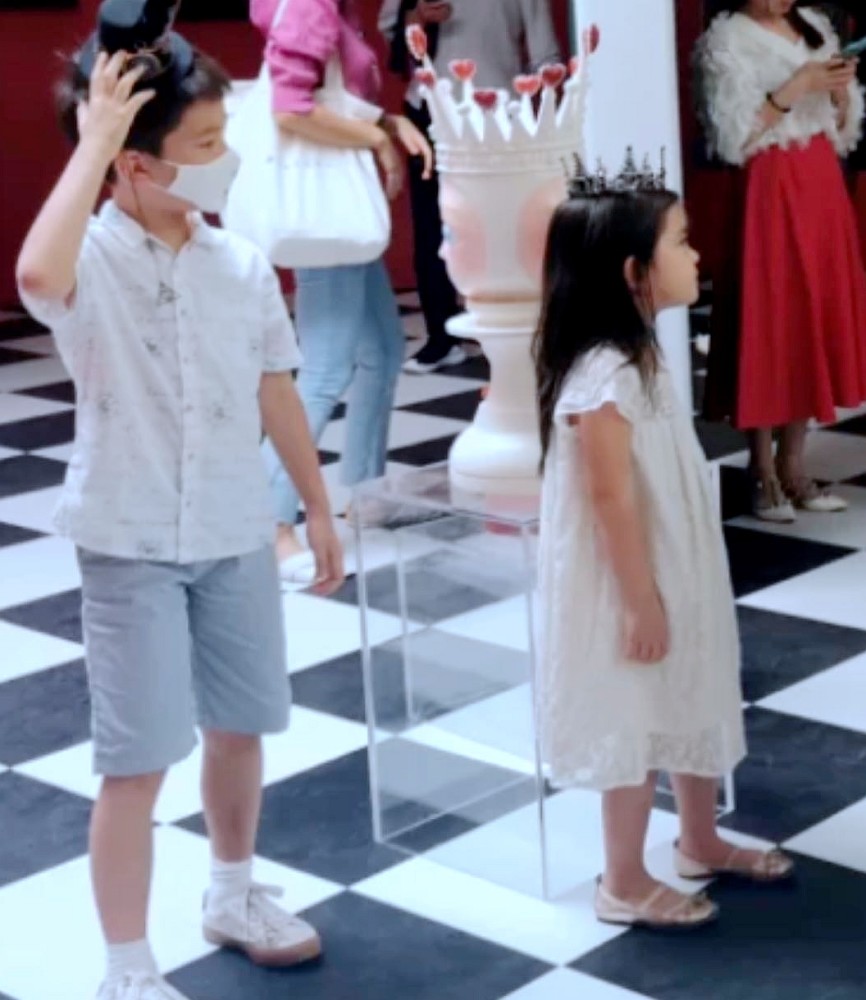 霍思燕|偶遇杜江一家，霍思燕穿吊带背心秀身材，神秘小女孩再与嗯哼同行