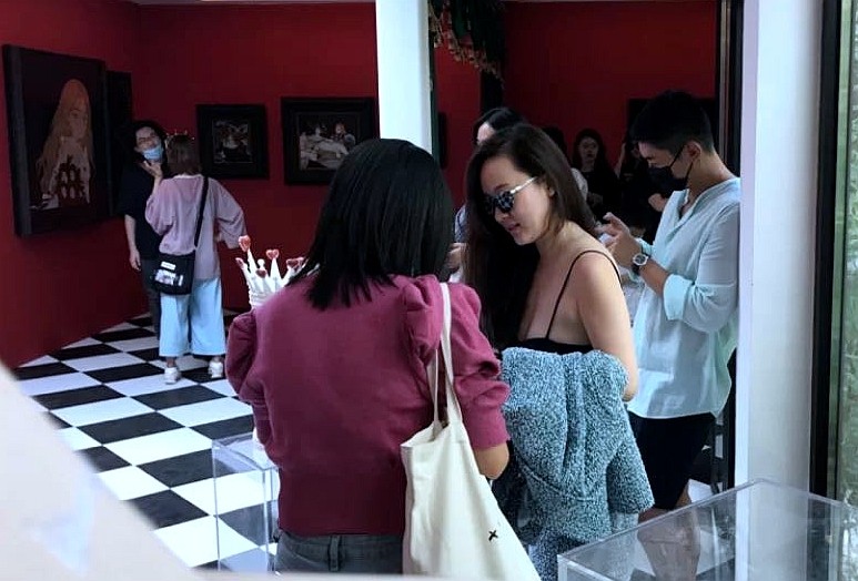 霍思燕|偶遇杜江一家，霍思燕穿吊带背心秀身材，神秘小女孩再与嗯哼同行