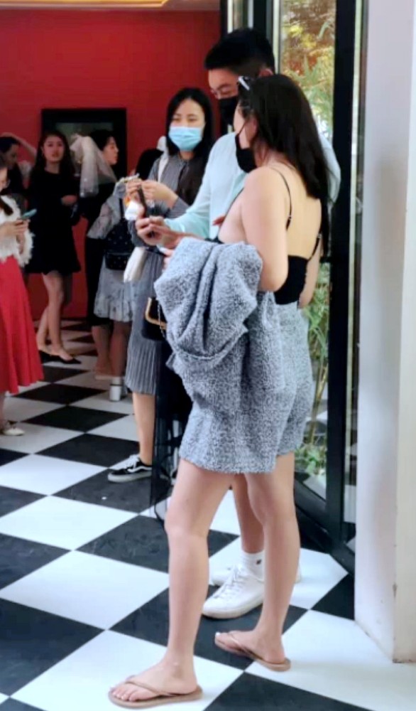 霍思燕|偶遇杜江一家，霍思燕穿吊带背心秀身材，神秘小女孩再与嗯哼同行