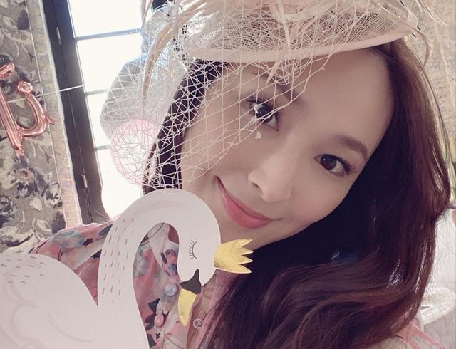 吴佩慈|未婚夫公司股价跌至1分钱，吴佩慈突然频晒外卖，阔太生活不再？