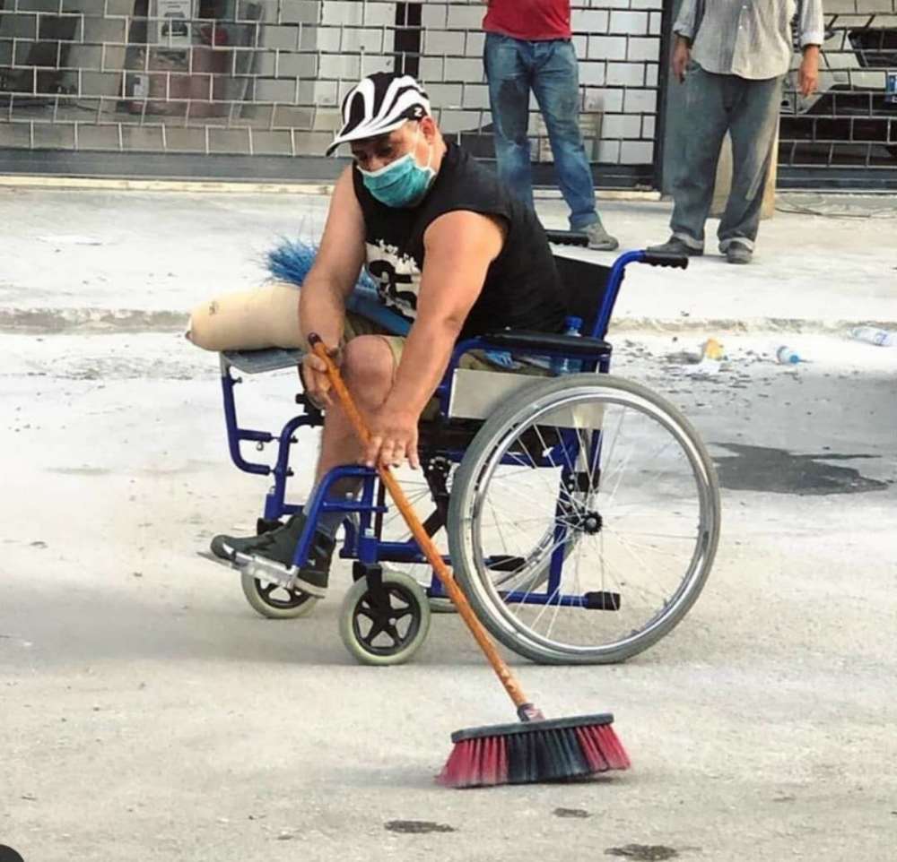 贝鲁特市|黎巴嫩大爆炸：官员扫大街，民众称“法国总统打败了你们所有人”