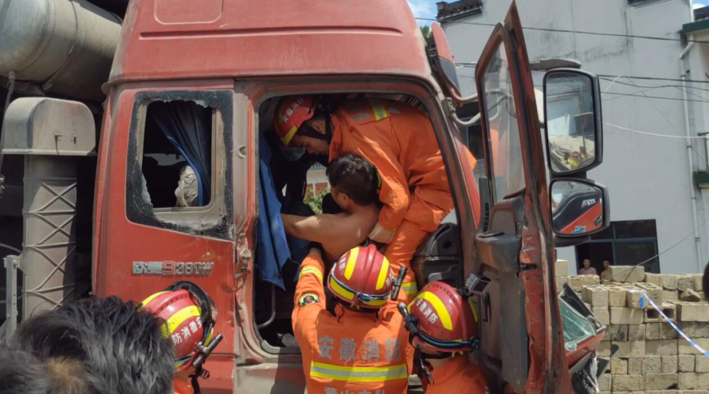 经过半小时紧张有序的救援,最终成功将被困人员救出,并移交给现场医护