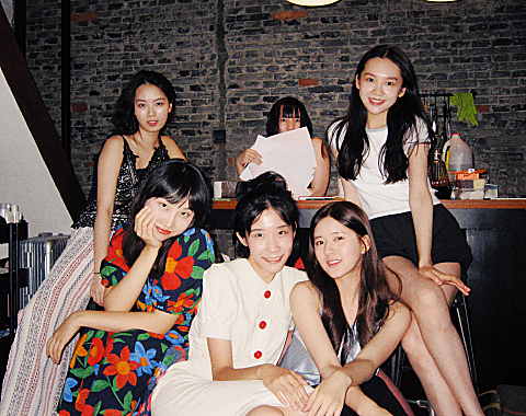 赵露思|赵露思被摄影师坑了？晒合照却忘了加美颜，真实肤色看懵粉丝