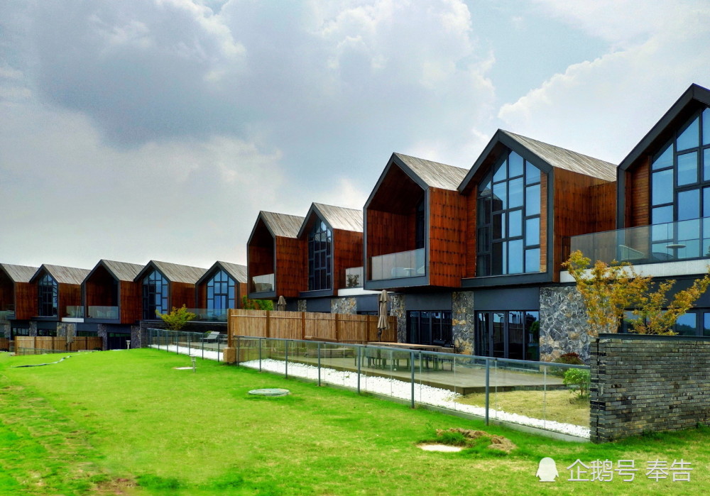 南京谷里云水涧粉墙黛瓦徽派建筑聚贤居坐落在湖畔的山坡上