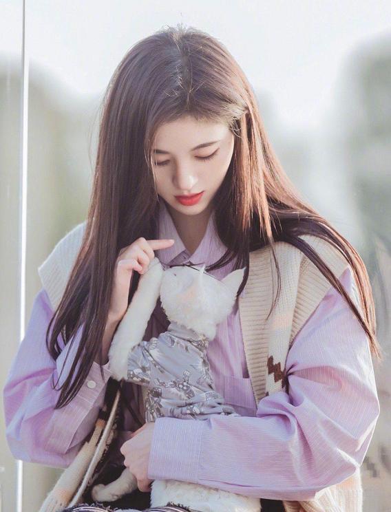 鞠婧祎|鞠婧祎发量多到没发缝？受访时低头暴露真实发量发缝明显，发量是后天加工？