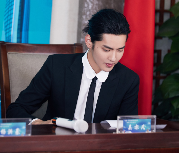 吴亦凡|吴亦凡做公益活动，路人随手一拍，生图模样有“小说总裁”内味了