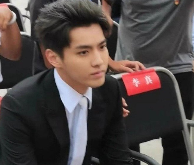 吴亦凡|吴亦凡做公益活动，路人随手一拍，生图模样有“小说总裁”内味了