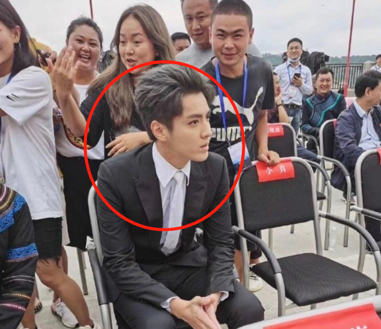 吴亦凡|吴亦凡做公益活动，路人随手一拍，生图模样有“小说总裁”内味了