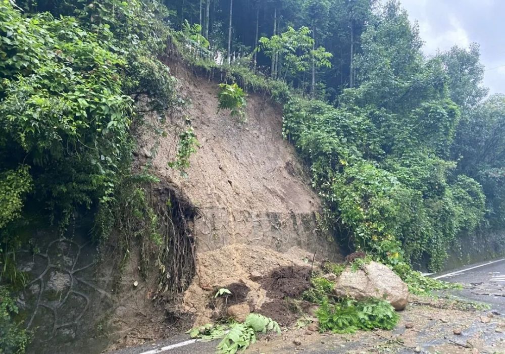 雅安多地昨晚再降暴雨,多處道路中斷,一輛大貨車被大水捲走!