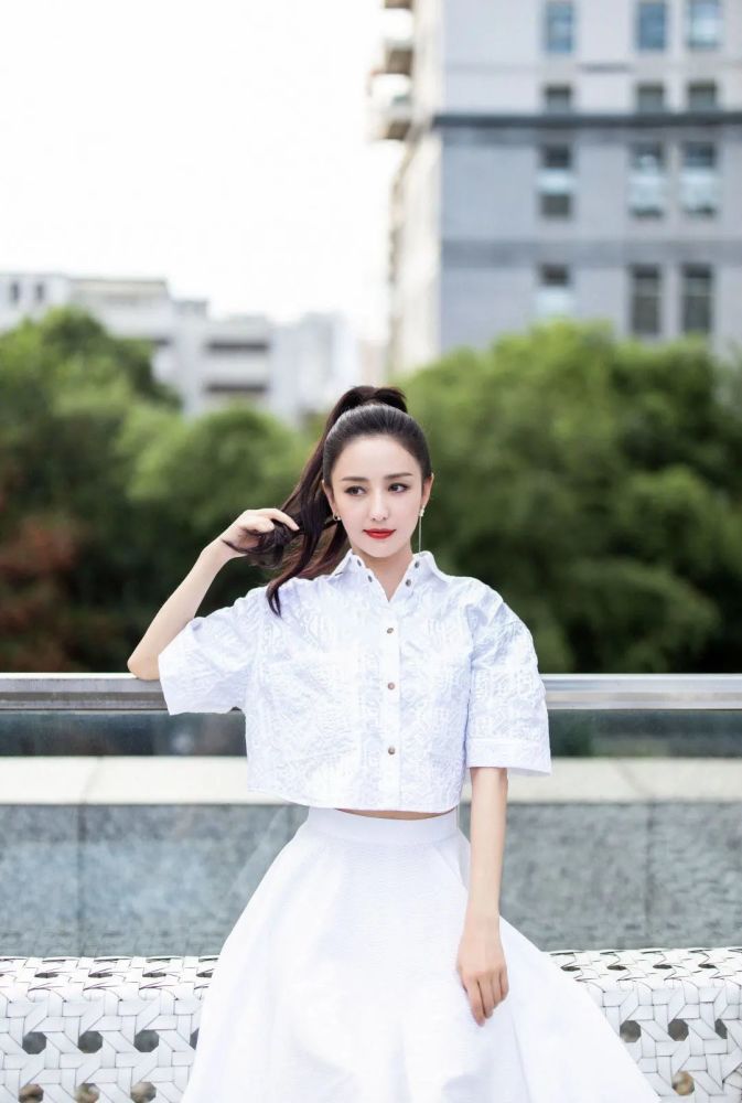 佟丽娅|佟丽娅直播颜值下降，眉毛乌黑粉底像腻子，黑眼圈严重表情呆滞