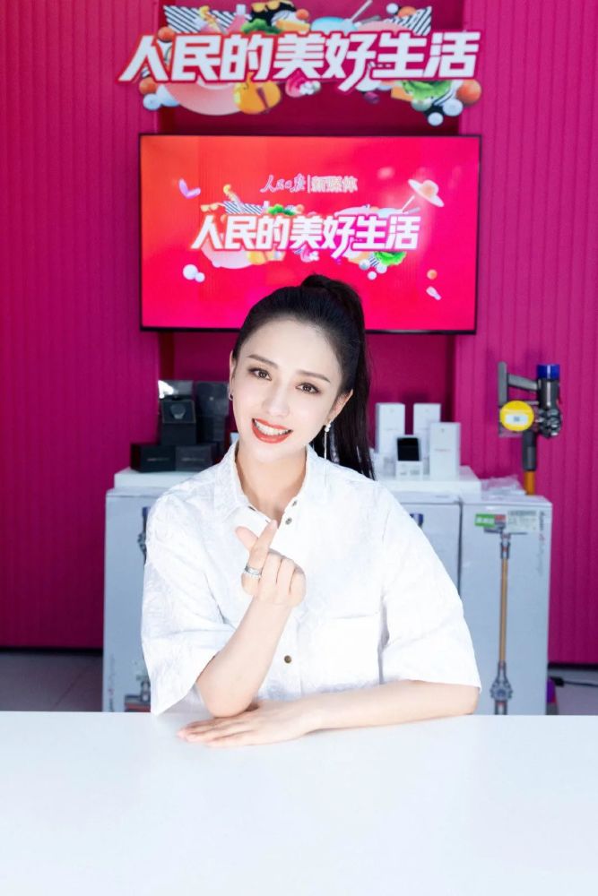 佟丽娅|佟丽娅直播颜值下降，眉毛乌黑粉底像腻子，黑眼圈严重表情呆滞