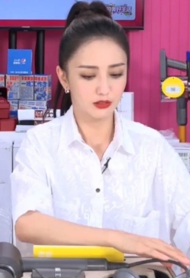 佟丽娅|佟丽娅直播颜值下降，眉毛乌黑粉底像腻子，黑眼圈严重表情呆滞