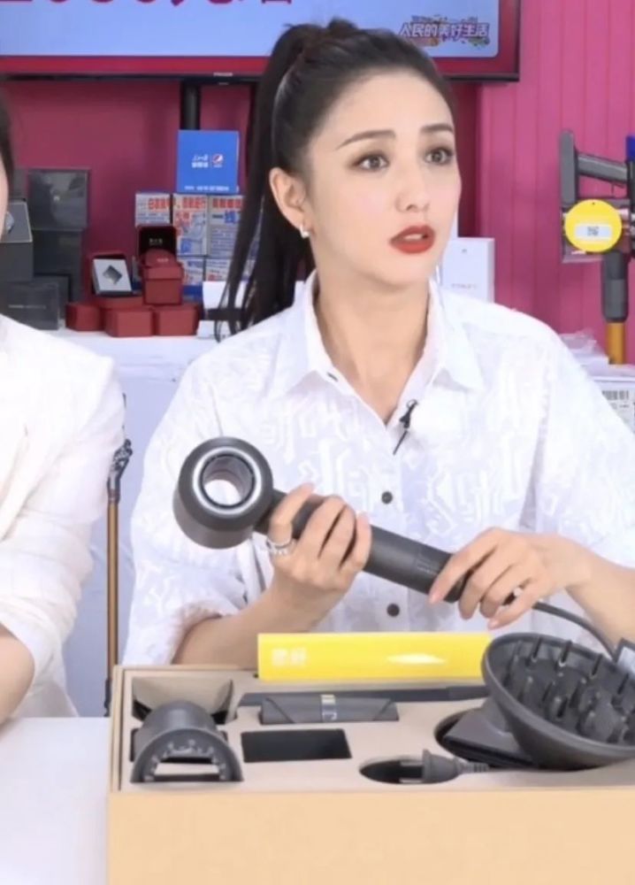 佟丽娅|佟丽娅直播颜值下降，眉毛乌黑粉底像腻子，黑眼圈严重表情呆滞