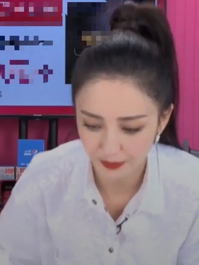 佟丽娅|佟丽娅直播颜值下降，眉毛乌黑粉底像腻子，黑眼圈严重表情呆滞