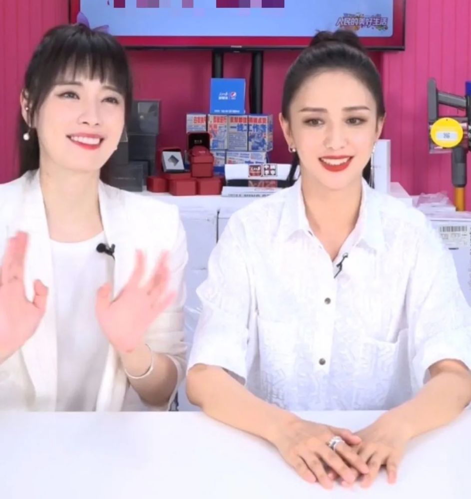 佟丽娅|佟丽娅直播颜值下降，眉毛乌黑粉底像腻子，黑眼圈严重表情呆滞