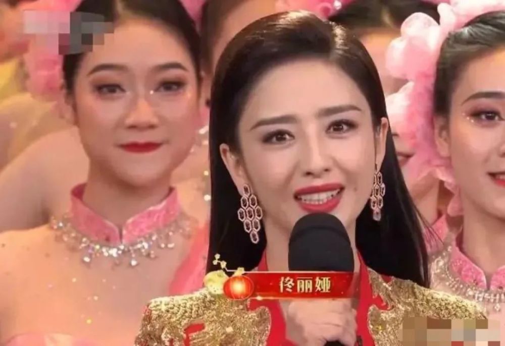 佟丽娅|佟丽娅直播颜值下降，眉毛乌黑粉底像腻子，黑眼圈严重表情呆滞