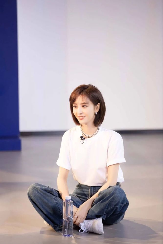 佟丽娅|佟丽娅直播颜值下降，眉毛乌黑粉底像腻子，黑眼圈严重表情呆滞