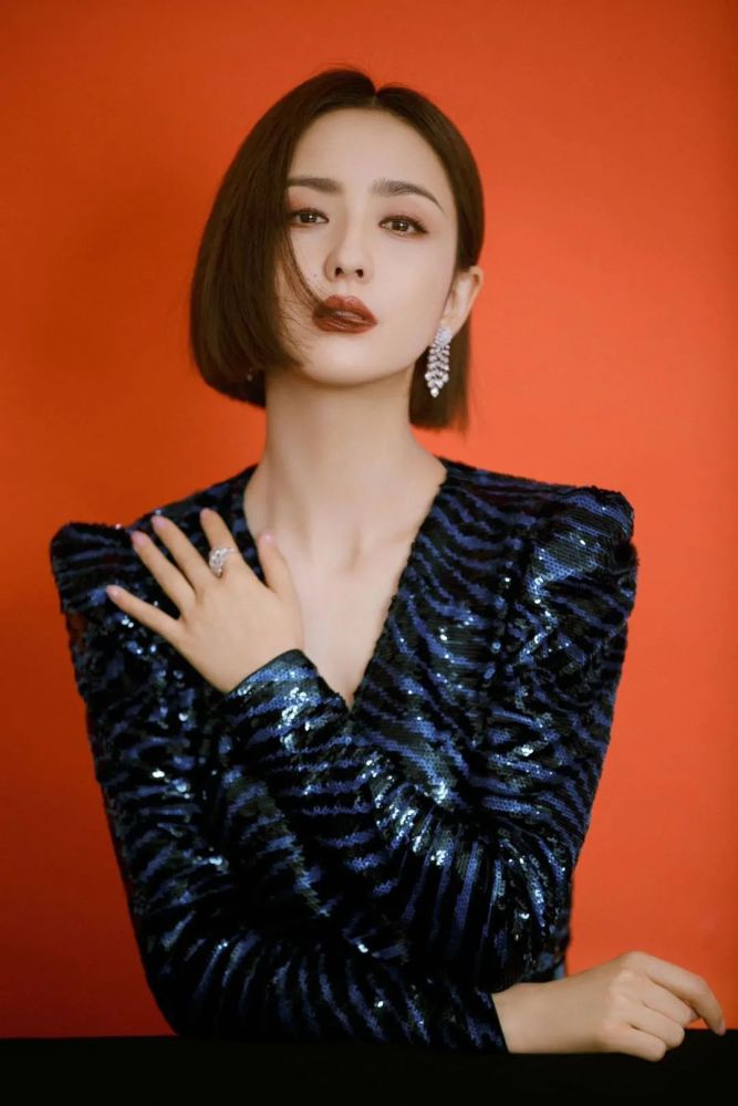 佟丽娅|佟丽娅直播颜值下降，眉毛乌黑粉底像腻子，黑眼圈严重表情呆滞