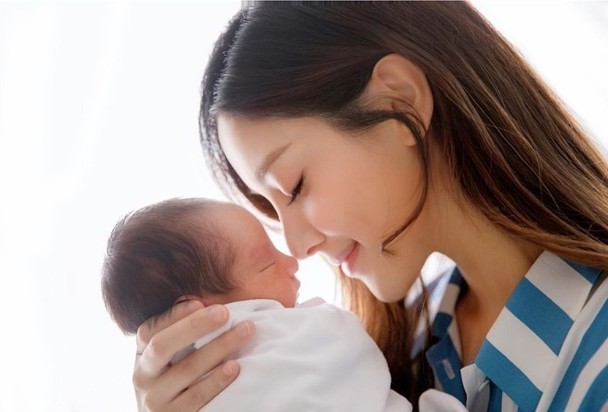 郑嘉颖|陈凯琳二胎产子后再迎来喜事 与老公郑嘉颖喜迎结婚2周年