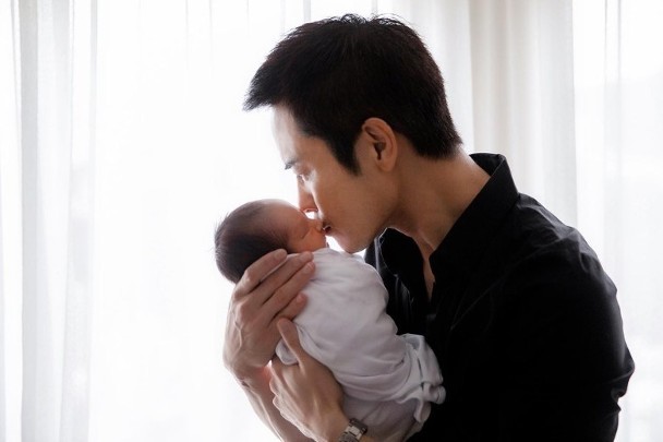 郑嘉颖|陈凯琳二胎产子后再迎来喜事 与老公郑嘉颖喜迎结婚2周年