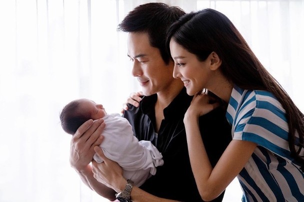 郑嘉颖|陈凯琳二胎产子后再迎来喜事 与老公郑嘉颖喜迎结婚2周年