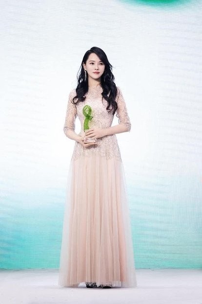 伊能静|伊能静穿彩虹衣青春减龄，与秦昊牵手现身秀恩爱，画面温馨