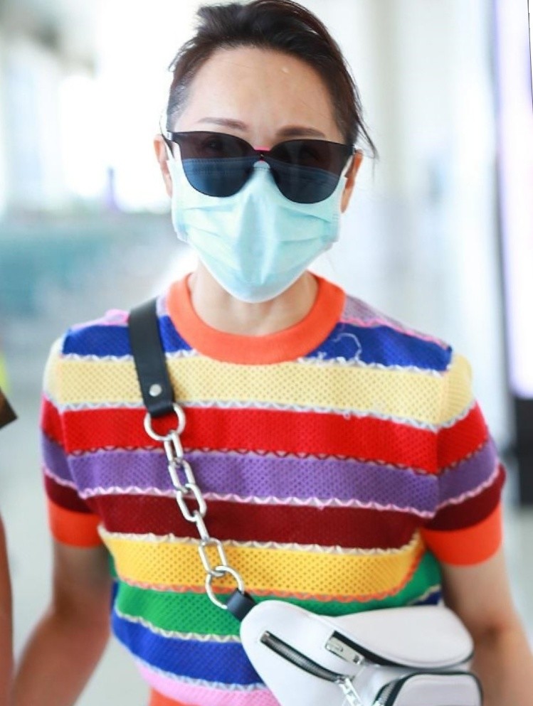 伊能静|伊能静穿彩虹衣青春减龄，与秦昊牵手现身秀恩爱，画面温馨