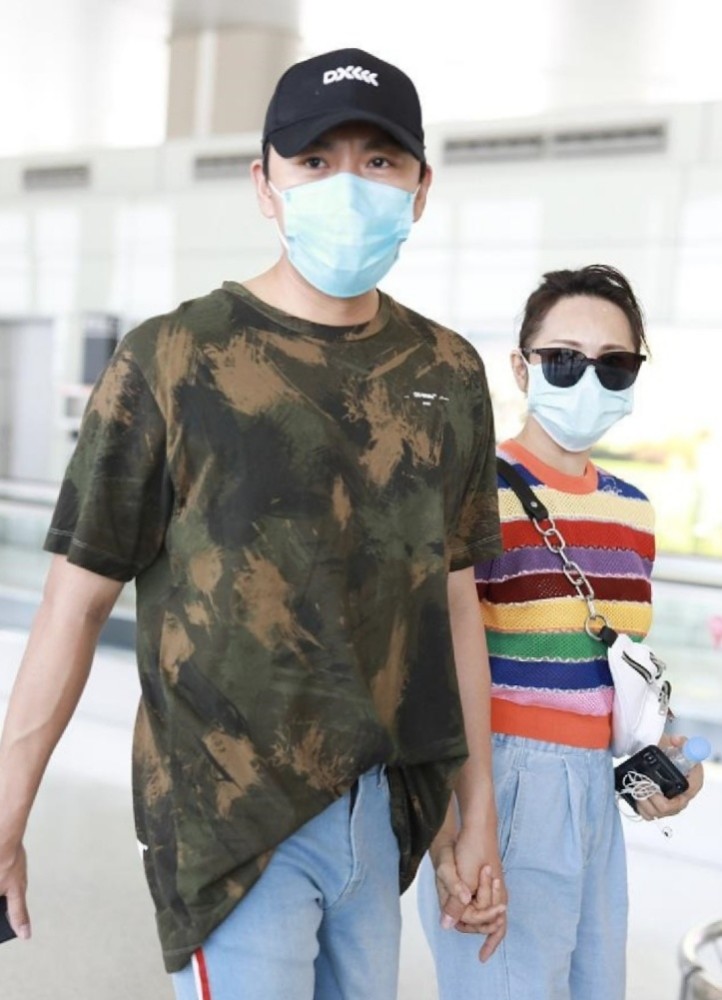 伊能静|伊能静穿彩虹衣青春减龄，与秦昊牵手现身秀恩爱，画面温馨