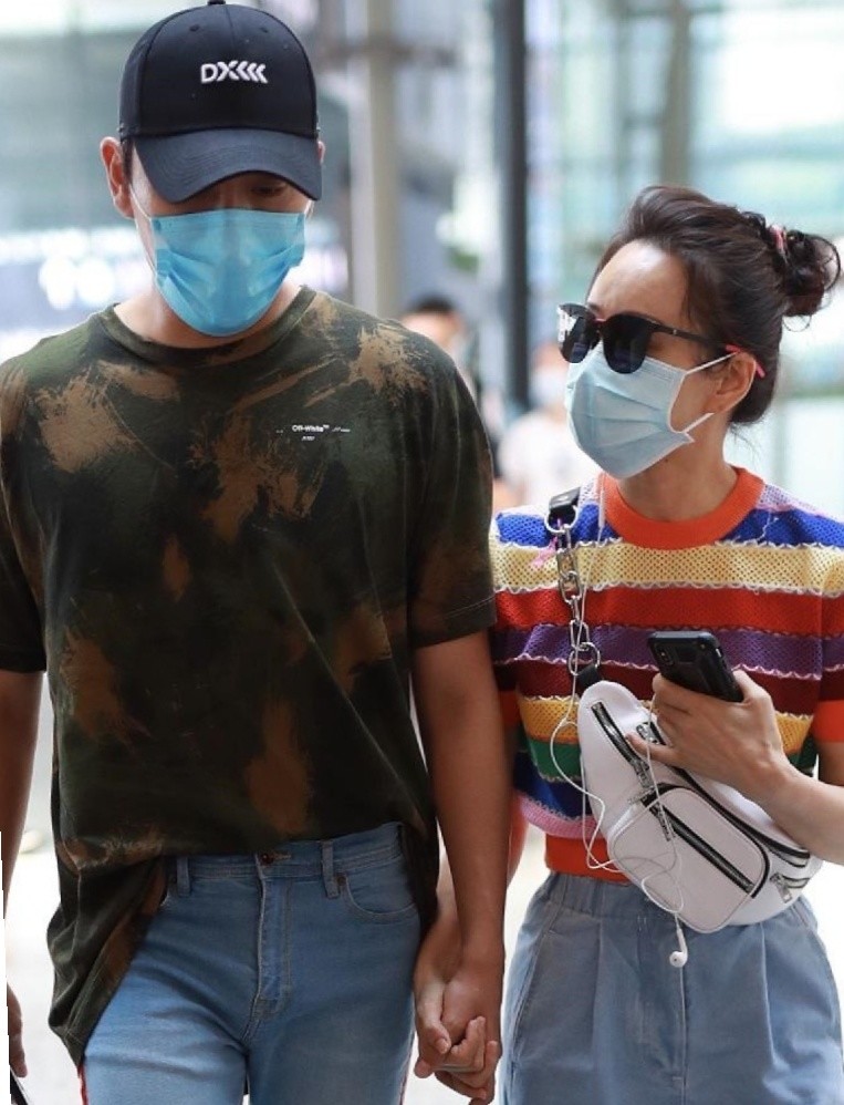 伊能静|伊能静穿彩虹衣青春减龄，与秦昊牵手现身秀恩爱，画面温馨