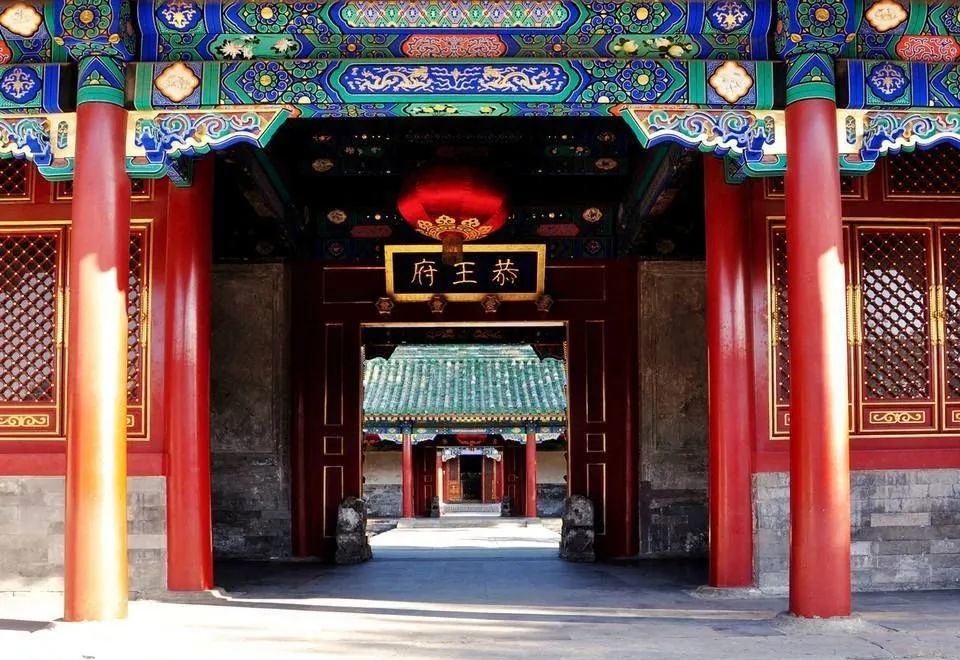 一府阔绰门庭镌刻层峰府邸