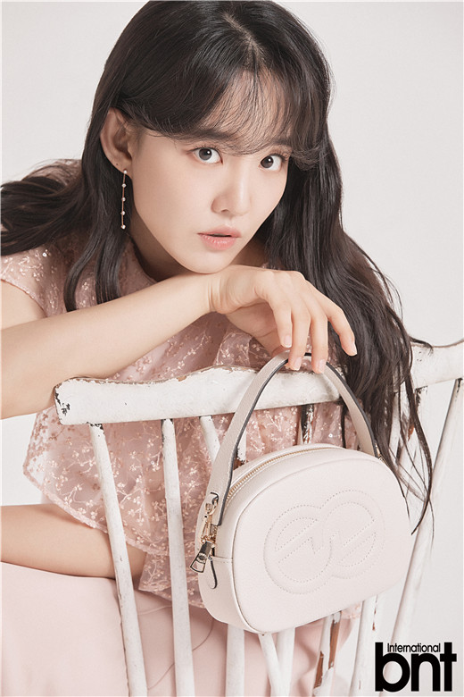 歌手younha拍摄bnt写真 出道17年谈今后计划